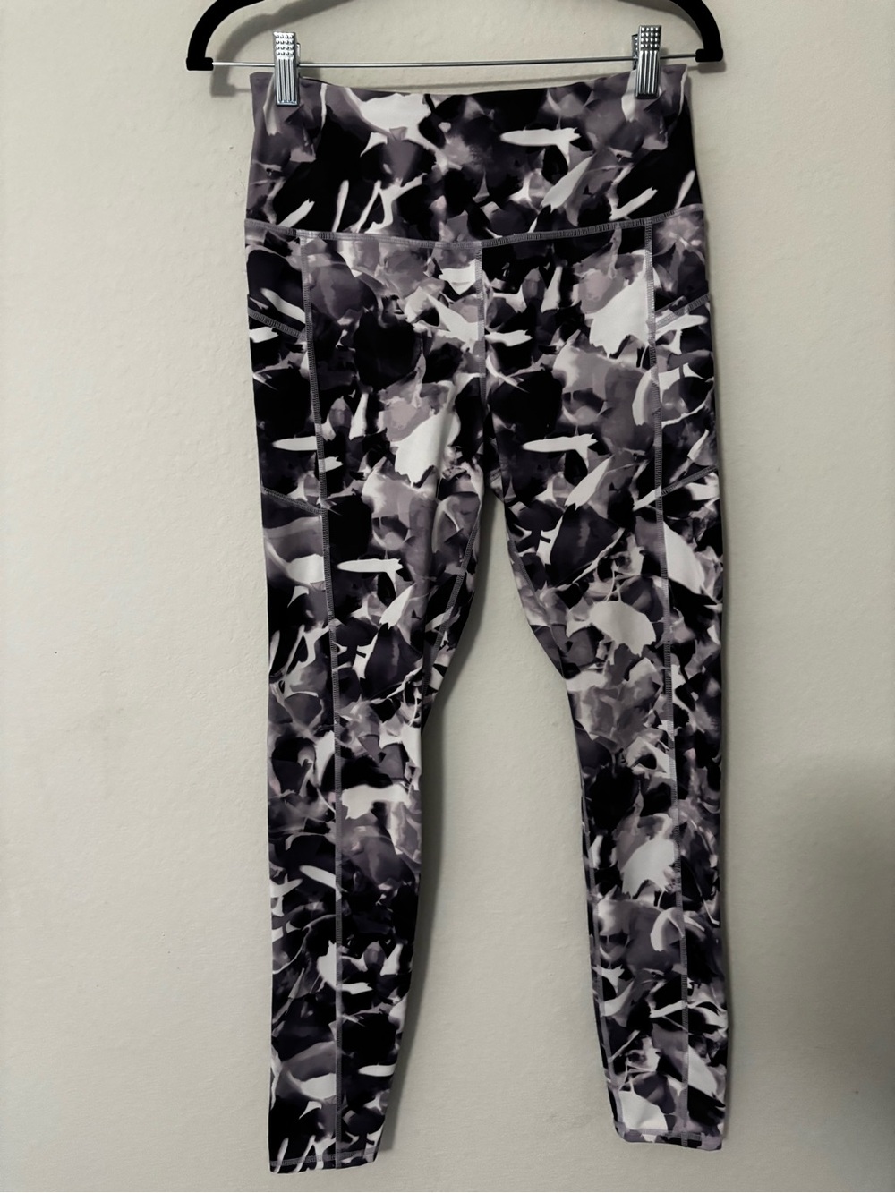 Gaiam Black & White Abstract Print Leggings w/ Pockets, Size M